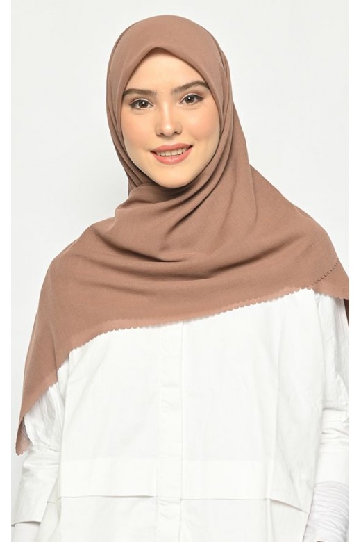 Hijab Segi 4 Voal Gucci Lasercut Mocca